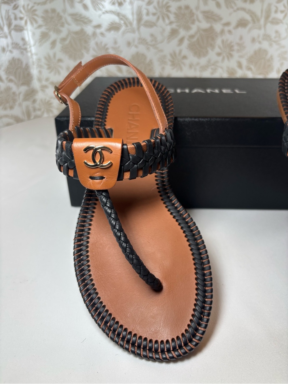 CHANEL Brown and Black Leather CC Logo Thong Sandals - Picture 5 of 10